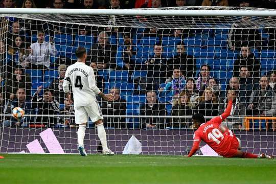 Anthony Lozano (Girona) đón đường căng ngang hoàn hảo vào sâu bên trong vòng cấm từ Raul Garcia và khống chế bóng một cách tinh tế. Tiếp theo, anh tung một cú sút chìm vào ngay giữa khung thành, nâng tỉ số lên: 0:1.
