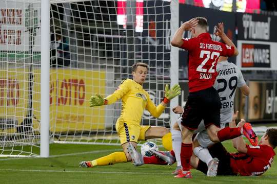 Vào - 0:1! Leon Bailey chuyền bóng như đặt cho Kai Havertz (Bayer Leverkusen), người có một cú sút chìm từ cự ly gần vào lưới, dễ dàng đánh bại thủ môn.