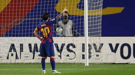 Vào! Lionel Messi (Barcelona) giành chiến thắng trên chấm phạt đền bằng một cú sút không thể cản phá, vượt qua tầm với của thủ môn Ivan Cuellar vào góc phải khung thành.