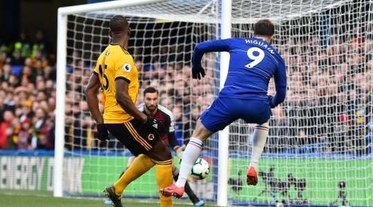 Chelsea được hưởng một quả phạt góc. Gonzalo Higuain (Chelsea) nhận một đường chuyền thấp chuẩn xác trong vòng cấm, anh kiểm soát bóng và sút về phía cột dọc bên phải. Không may cho anh ấy, Rui Patricio có pha cản phá tuyệt vời để bảo vệ khung thành.