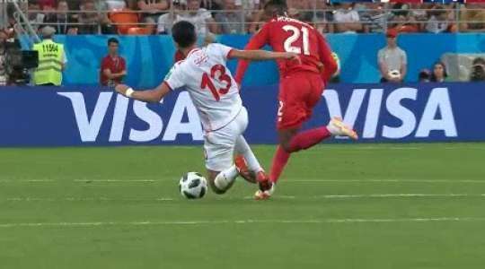 Ferjani Sassi (Tunisia) đang thử thách sự kiên nhẫn của trọng tài Nawaf Shukralla và anh đã toại nguyện với một chiếc thẻ vàng cho pha phạm lỗi của mình.