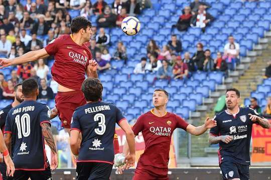 Đó là một khoảnh khắc đẹp! Federico Fazio (AS Roma) chớp cơ hội sau khi quả bóng đang bay cao ngay phía trước khung thành trong một tình huống lộn xộn và đánh đầu chuẩn xác vào góc trái, bóng đập cột dọc vào lưới.