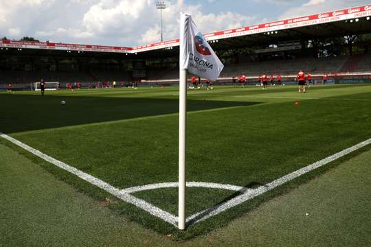 Xin chào và chào mừng đến với phần bình luận từng phút của cuộc đối đầu sắp tới của chúng tôi. Chúng tôi sẽ cung cấp cho bạn hình ảnh càng chính xác càng tốt của tình hình trên sân. Hãy tận hưởng.