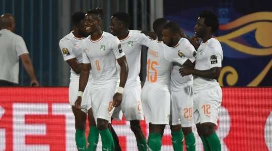 VÀO! Serey Die (Bờ Biển Ngà) nhận một đường chuyền và quyết định thử vận may của mình từ xa. Cú sút bị một cầu thủ khác làm đổi hướng, vừa đủ để khiến thủ môn Lloyd Jr. Kazapua không thể làm gì được. Tỉ số là 0:2.