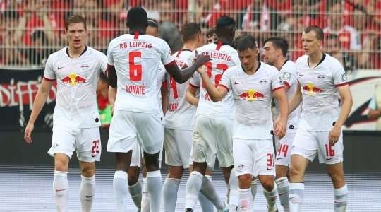 Timo Werner (RB Leipzig) nhận một đường chuyền thú vị bên trong vòng cấm và anh sút bóng vào góc cao bên phải khung thành. Một pha dứt điểm tuyệt đẹp!