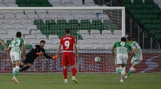 Vào! Sergio Canales (Betis) sút bóng vào góc thấp bên phải khung thành, vượt qua tầm với của Rui Silva dù thủ môn đã đổ người hết cỡ.