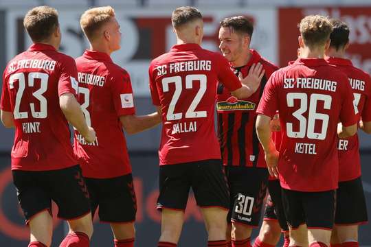 Jonathan Schmid (Freiburg) đón đường căng ngang từ một tình huống cố định, anh khống chế bóng gọn gàng và sút chìm từ ngoài vòng cấm vào giữa khung thành, đưa bóng vào gọn trong lưới!