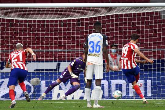 Diego Costa (Atl. Madrid) ghi bàn từ chấm phạt đền. Cú sút của anh đi chuẩn xác vào góc thấp bên trái, không để cho thủ môn một cơ hội cản phá nào!