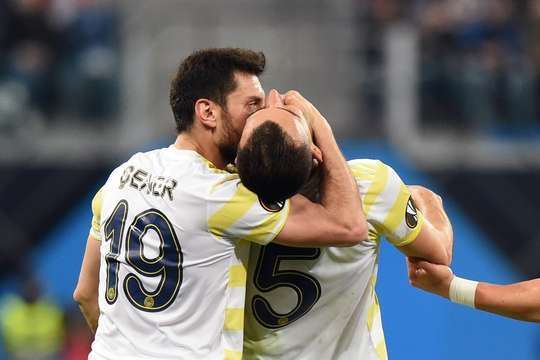 Mehmet Topal (Fenerbahce) nhận đường chuyền từ đồng đội và anh không hề do dự tung một cú sút không thể cản phá vào góc cao bên trái khung thành.