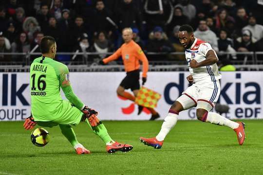 Moussa Dembele (Lyon) nhận đường chuyền ngắn trong một tình huống lộn xộn ngay trước khung thành và dứt điểm ngay bằng cú sút một chạm. Bóng bay đúng hướng về phía khung thành, tuy nhiên nỗ lực của anh đã không thắng được cái chân của thủ môn Alphonse Areola. Bóng đã đi ra ngoài sân. Lyon được hưởng một quả phạt góc.
