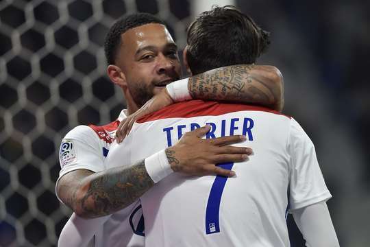 Vào! Memphis Depay chuyền bóng cho Martin Terrier (Lyon) và cầu thủ này có một cú sút bị bị đổi hướng ngay trong vòng cấm, khiến thủ môn Mike Maignan không thể làm gì được. 1:0.