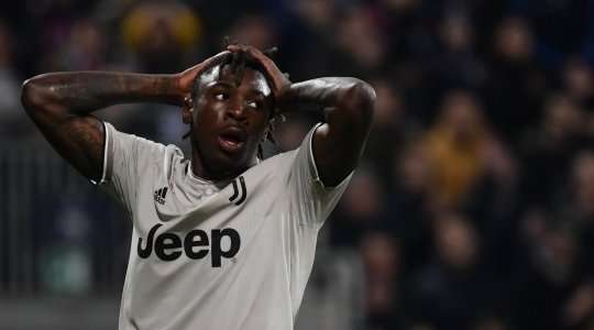 Moise Kean (Juventus) điều chỉnh nhịp độ di chuyển rất hợp lý để nhận một đường lob bóng từ Mattia De Sciglio, nhưng cú đánh đầu cận thành của anh lại đi sượt mép trên xà ngang.