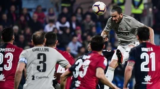 Vào! Federico Bernardeschi thực hiện quả phạt góc và đưa bóng rất vừa tầm đến vị trí của Leonardo Bonucci (Juventus), người đã dứt điểm chuẩn xác từ gần chấm phạt đền vào góc trái khung thành. Tỉ số là 0:1.