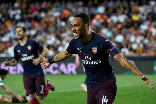 Vào - 2:3! Ainsley Maitland-Niles chuyền bóng như đặt cho Pierre-Emerick Aubameyang (Arsenal), người có một cú sút từ cự ly gần vào góc thấp bên phải mành lưới, dễ dàng đánh bại thủ môn.