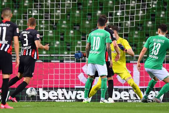 Vào! Bas Dost là người kiến tạo và Stefan Ilsanker (Eintracht Frankfurt) cho thấy một sự quyết tâm tuyệt vời trong pha không chiến để đánh đầu tung lưới khung thành đối phương. Tỉ số là 0:2.