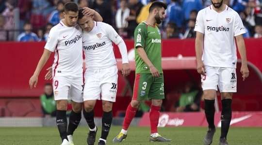 Một bàn thắng đẹp mắt! Pablo Sarabia chuyền bóng cho Roque Mesa (Sevilla), người đang đứng ở một vị trí trống trải trong vòng cấm để cầu thủ này có một cú sút một chạm, đưa bóng vòng qua người thủ môn Fernando Pacheco và đi vào góc cao bên tráii khung thành. Tỉ số là 1:0.