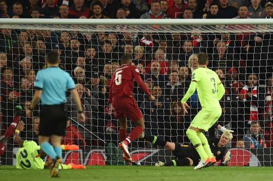 Vào! Trent Alexander-Arnold thực hiện một đường chuyền đến chân Georginio Wijnaldum (Liverpool) và cầu thủ này dứt điểm gọn gàng vào lưới với một cú sút từ trong vòng cấm. Tỉ số là 2:0.