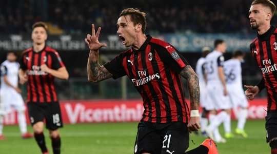 Từ vị trí đá phạt, Lucas Biglia (AC Milan) vẽ một đường vòng cung chính xác vào góc cao bên trái khung thành bằng một cú sút khiến người xem phải trầm trồ!