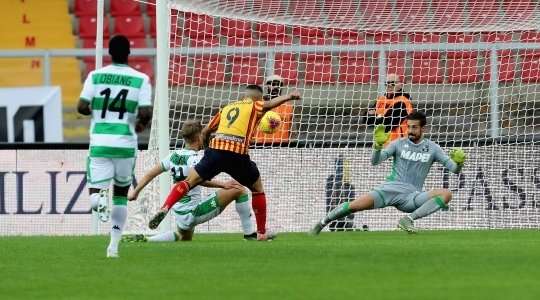 Vào! Gianluca Lapadula (Lecce) ghi bàn với một cú sút tuyệt vời vào bên trái khung thành sau khi được giải thoát trong vòng cấm bởi một đường chuyền bổng xuất sắc từ Luca Rossettini. Tỉ số bây giờ là 1:0.