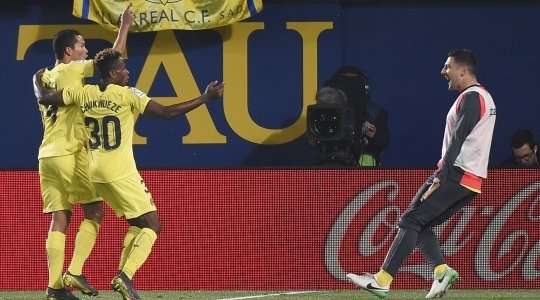 Carlos Bacca (Villarreal) thoát xuống sau đường chuyền từ Santi Cazorla, anh lao vào vòng cấm và tung cú sút như búa bổ về phía góc cao khung thành trong tư thế đối mặt với thủ môn.