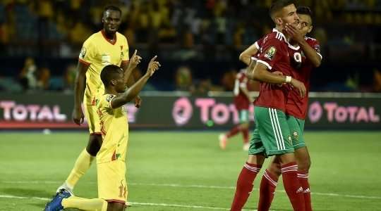 Hakim Ziyech (Ma Rốc) đá hỏng quả phạt đền! Cú sút của anh đập cột dọc bên phải.