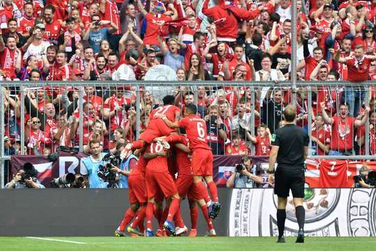 Vào - 1:0! Thomas Muller kiến tạo cho Kingsley Coman (Bayern Munich) trong vòng cấm và anh ấy đưa bóng vào góc phải phía dưới và qua Kevin Trapp.