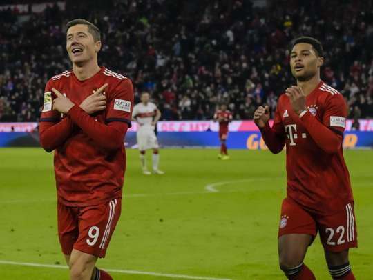 Robert Lewandowski (Bayern Munich) có một cơ hội tuyệt vời bên trong vòng cấm và anh không mắc bất kỳ sai sót nào để đưa bóng vào lưới một cách gọn gàng.