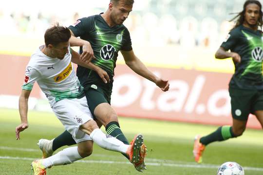 Vào! Jonas Hofmann (B. Monchengladbach) có đủ khoảng trống trong vòng cấm để đón một đường chuyền từ Breel Embolo và dứt điểm gọn gàng vào góc thấp bên trái khung thành. 1:0.