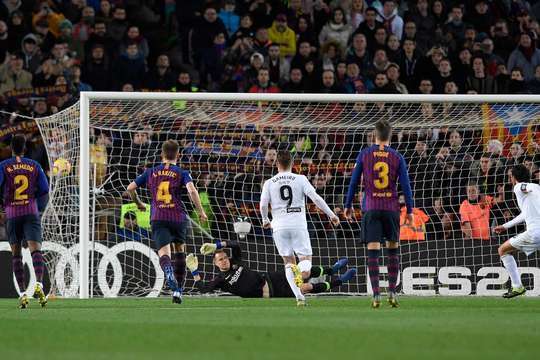 Vào! Daniel Parejo (Valencia) giành chiến thắng trên chấm phạt đền bằng một cú sút không thể cản phá, vượt qua tầm với của thủ môn Marc-Andre ter Stegen vào góc trái khung thành.
