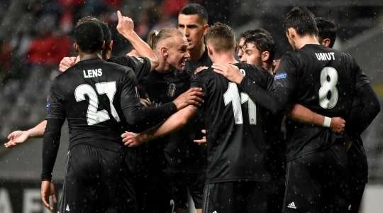 Vào! Umut Nayir tung một đường chuyền tuyệt vời đến vị trí của Tyler Boyd (Besiktas) trong vòng cấm, và cầu thủ này tận dụng rất tốt cơ hội để dứt điểm gọn gàng vào góc thấp bên phải. 1:1.