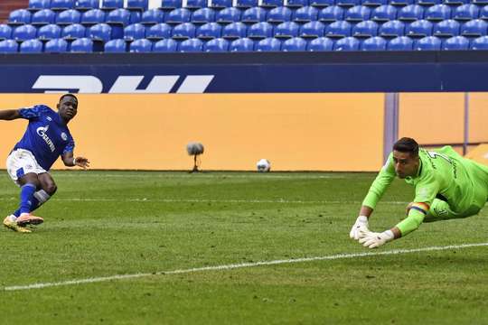 Rabbi Matondo (Schalke) có một cơ hội tuyệt vời bên trong vòng cấm và anh không mắc bất kỳ sai sót nào để đưa bóng vào lưới một cách gọn gàng.