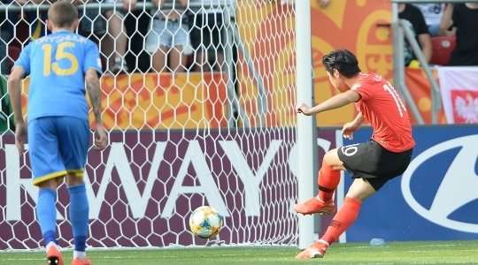Vào! Kang-in Lee (Hàn Quốc) giành chiến thắng trên chấm phạt đền bằng một cú sút không thể cản phá, vượt qua tầm với của thủ môn Andriy Lunin vào góc thấp bên phải.