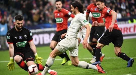 Một cơ hội không được tận dụng! Edinson Cavani (Paris SG) chuyền bóng vào vòng cấm, nhưng thủ môn Tomas Koubek đã phản ứng rất tốt hóa giải pha tấn công. Một nỗ lực tốt từ Paris SG khi họ giành được một quả phạt góc.