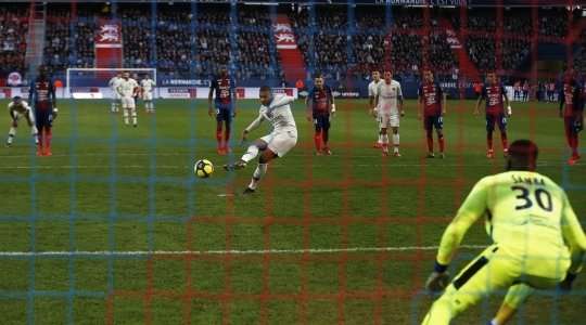 Vào! Kylian Mbappe (Paris SG) tinh quái dừng lại một nhịp trước khi sút, chờ cho thủ môn Brice Samba đổ người trước khi bình tĩnh đưa bóng vào góc phải khung thành.