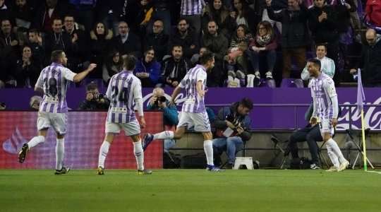Nó đã đi vào lưới! Sergio Guardiola là người cung cấp khi anh ấy chuyền bóng đến Anuar Mohamed Tuhami (Valladolid) người dễ dàng đánh đầu lái bóng từ cự li gần. Tỉ số à 1:0.