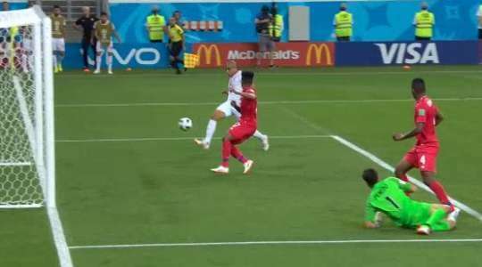 Oussama Haddadi nhồi bóng cho Wahbi Khazri (Tunisia), người đón đường chuyền của anh ở trong vòng cấm và ra chân rất nhanh vào góc phải khung thành! Thủ môn đã không thể làm gì được. 1:2!