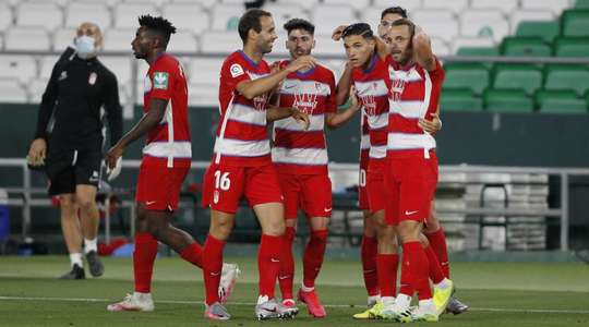 Roberto Soldado (Granada CF) khống chế một cách hoàn hảo đường treo bóng vào từ quả phạt góc và tung cú sút căng vào sát mé trong cột dọc bên trái. Một bàn thắng tuyệt vời!