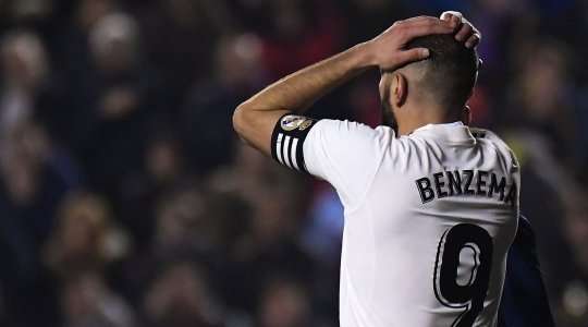 Toni Kroos thực hiện quả đá phạt và treo bóng vào một rừng cầu thủ bên trong vòng cấm. Karim Benzema (Real Madrid) là người xuất sắc giành được bóng, nhưng cú đánh đầu cận thành của anh lại đi vọt xà ngang.