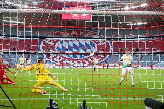 Tỉ số là 2:1! Benjamin Pavard chuyền bóng cho Leon Goretzka (Bayern Munich) trong vòng cấm, người không bị ai kèm và sút bóng vào góc trái phía dưới.