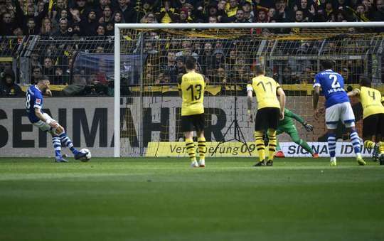 Vào! Daniel Caligiuri (Schalke) giành chiến thắng trên chấm phạt đền bằng một cú sút không thể cản phá, vượt qua tầm với của thủ môn Roman Burki vào góc phải khung thành.