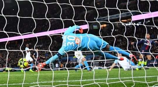 Vào! Angel Di Maria thể hiện nhãn quan tuyệt vời của mình với đường chuyền sắc sảo cho Kylian Mbappe (Paris SG), người đã rất bình tĩnh sút bóng vào góc phải phía dưới. Tỉ số là 1:0.