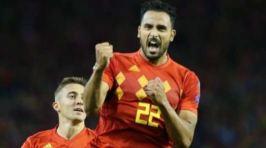 Nacer Chadli (Bỉ) lấy bóng tại rìa vòng cấm và tung cú sút một chạm không hề do dự. Anh ấy sút bóng xuất sắc khi nó đi vào góc phải phía dưới. Có thể thực hiện tốt hơn không? Chắc chắn là không. 2:0.