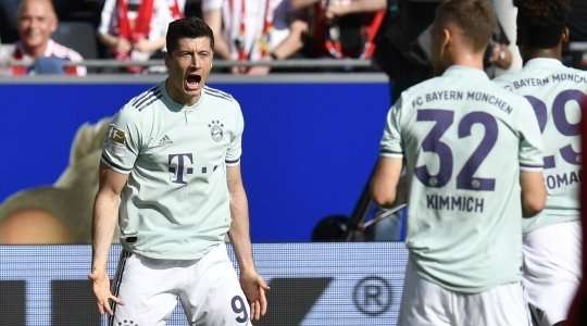 Robert Lewandowski (Bayern Munich) đón một đường chuyền chính xác vào sâu bên trong vòng cấm từ Leon Goretzka, và cầu thủ này đã đánh bại thủ môn với một cú sút chìm chuẩn xác vào chính giữa khung thành. Tỉ số được nâng lên 1:1.