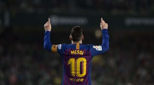 Từ vị trí đá phạt, Lionel Messi (Barcelona) vẽ một đường vòng cung chính xác vào góc cao bên trái khung thành bằng một cú sút khiến người xem phải trầm trồ!
