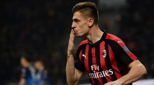 Vào! Hakan Calhanoglu nạp đạn cho Krzysztof Piatek (AC Milan) ở một vị trí bên trong vòng cấm, và cầu thủ này đã giữ được cái đầu lạnh để sút chìm vào chính giữa khung thành, đưa bóng nằm gọn trong lưới. Tỉ số là 1:0.