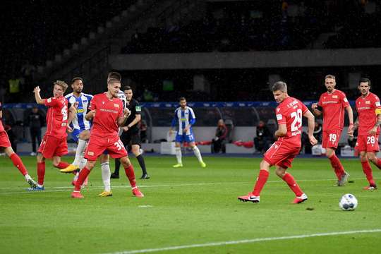 Vào! Vedad Ibisevic dọn cỗ cho Matheus Cunha (Hertha Berlin) tại rìa vòng cấm người sút bóng vào góc phải phía dưới. 3:0.