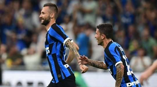 Marcelo Brozovic (Inter) nhận một đường chuyền tốt và sút bóng mạnh từ cự ly tầm trung về phía góc cao bên phải khung thành, không cho thủ môn cơ hội nào.