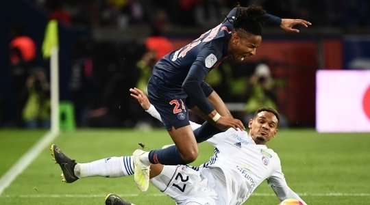 Có vẻ Kenny Lala (Strasbourg) đang hỏi xin trọng tài một chiếc thẻ vàng và anh đã được toại nguyện.