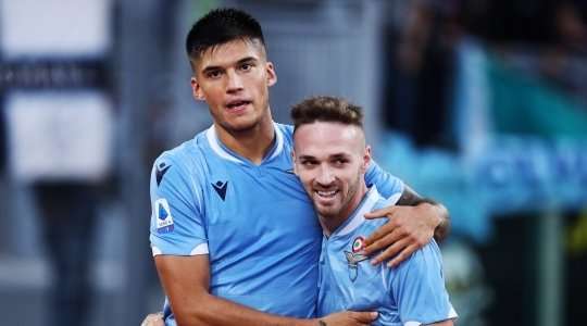 Vào! Joaquin Correa (Lazio) chớp cơ hội sau một tình huống bóng bật ra trong vòng cấm và đánh bại thủ môn với một cú sút vào góc cao bên trái. Tỉ số đã được nâng lên: 4:1.