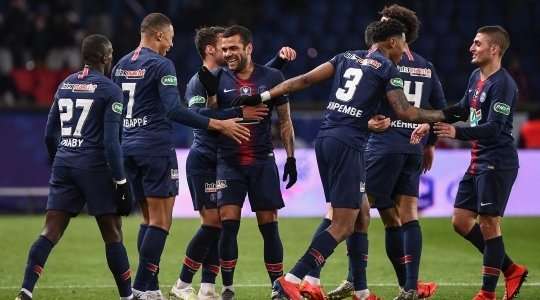 VÀO! Dani Alves (Paris SG) nhận một đường chuyền và từ trong vòng cấm anh ấy lốp bóng qua Ciprian Tatarusanu, người đã ra khỏi vạch vôi. Một pha dứt điểm tuyệt vời! 3:0.